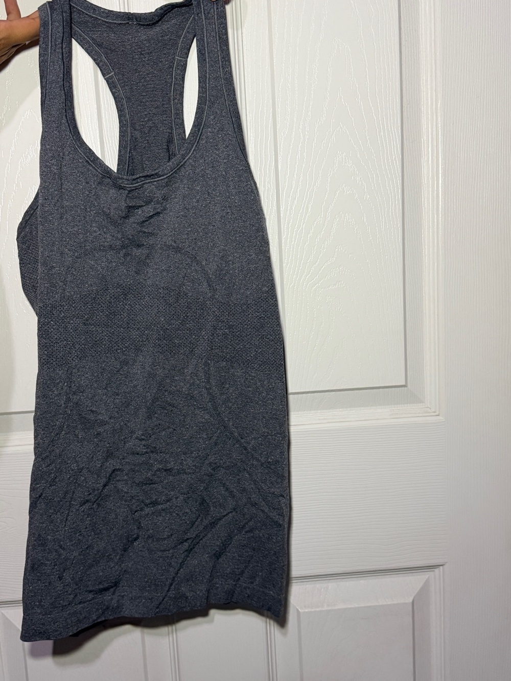 Women lululemon tank top fits size 4-6